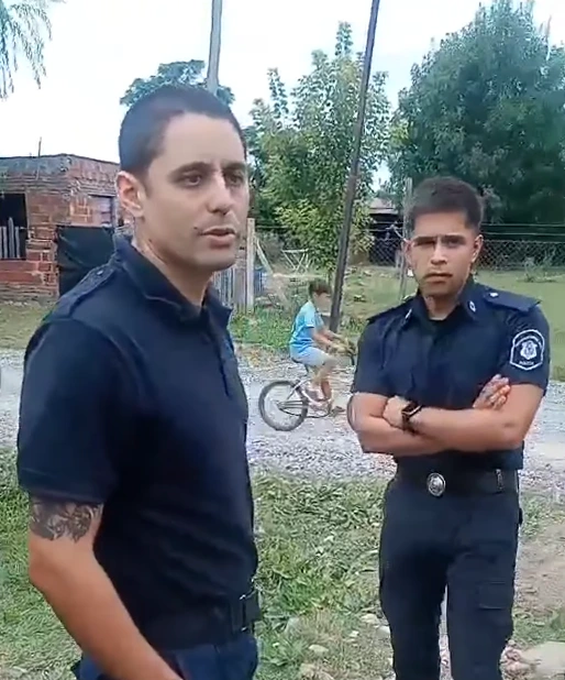 Gowland: encontró a dos policías en su propiedad y uno se negó a identificarse