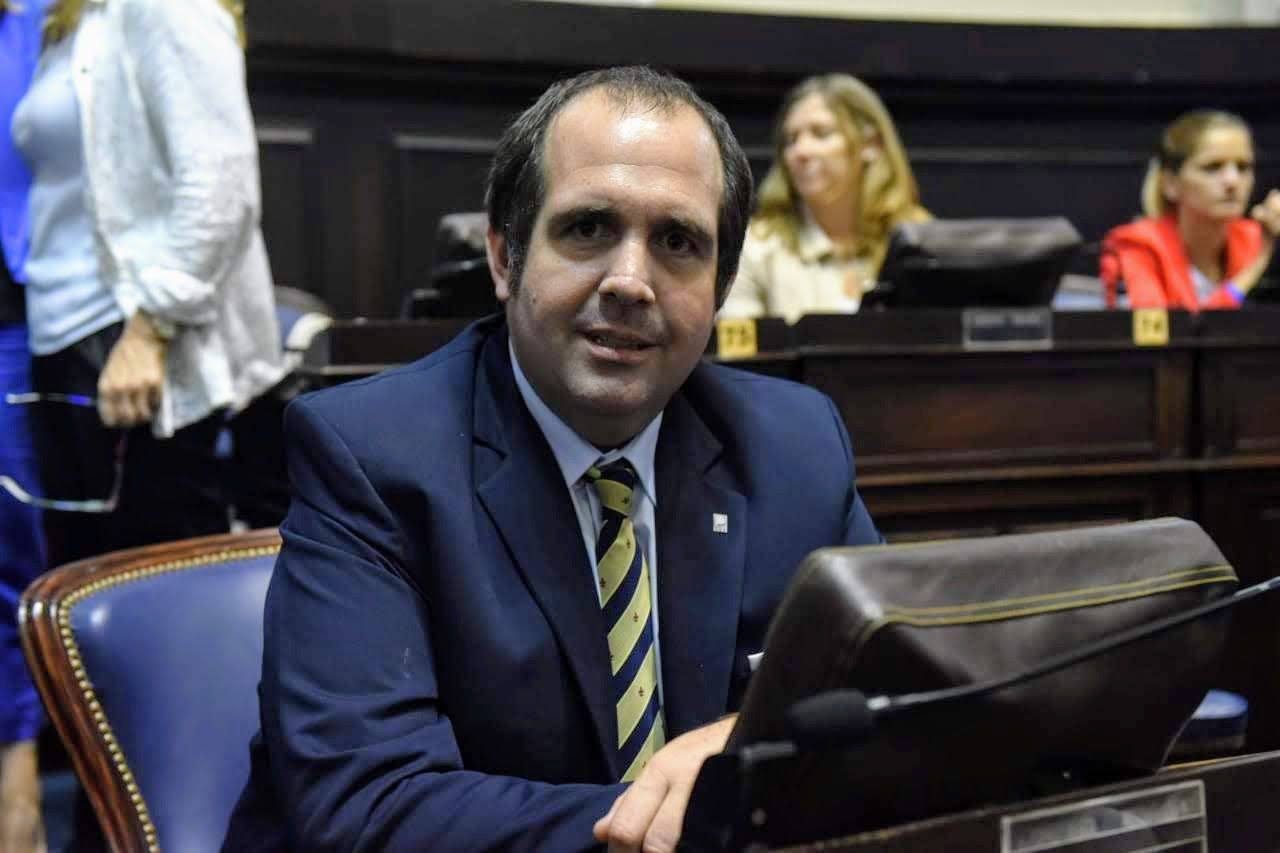 “Actualmente la provincia tiene grandes conurbanos que son insostenibles social y económicamente, con un interior destruido, sin infraestructura en salud ni en educación”