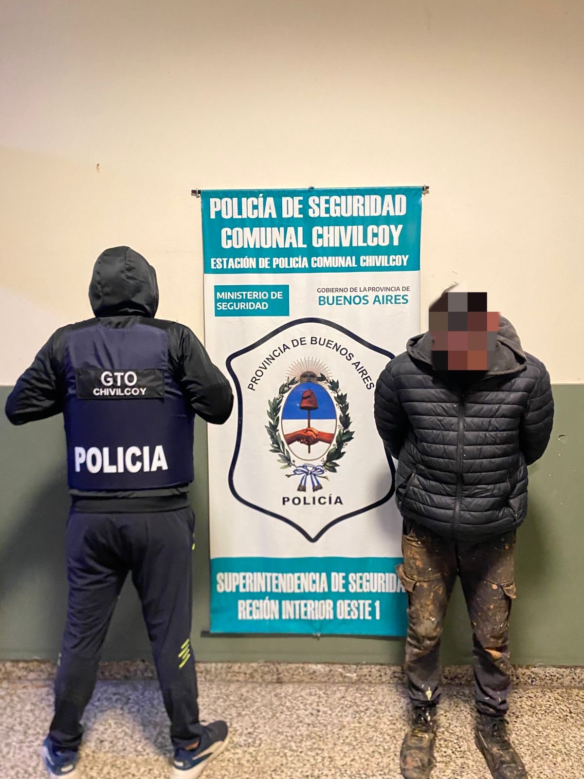 Orden de detención a dos personas en una causa de robo en poblado y en banda