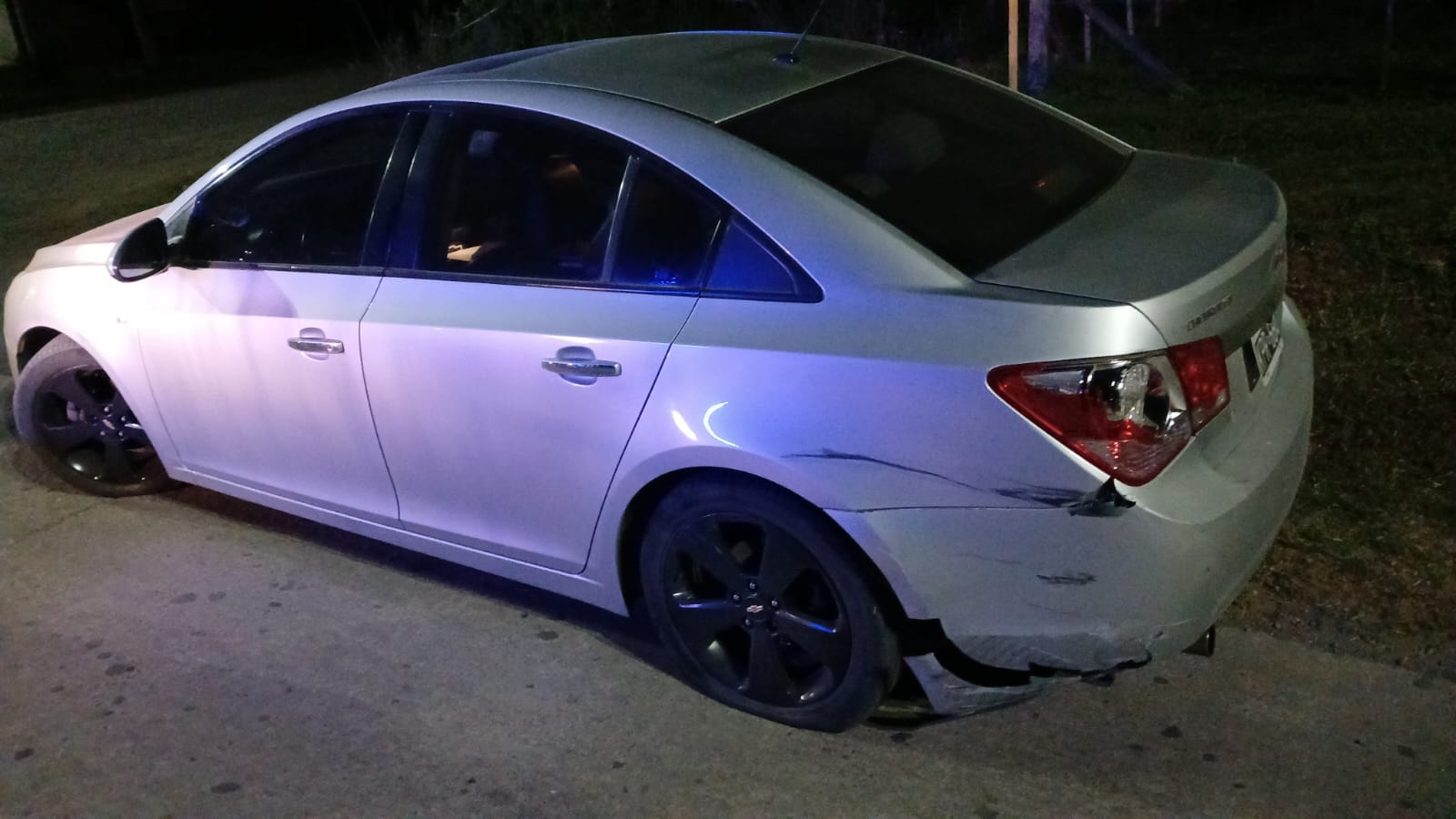 Un motociclista fue hospitalizado luego de colisionar contra la parte trasera de un vehículo