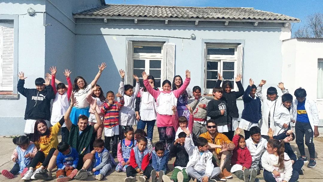 Cena Show con la intención de recaudar fondos para construir un aula multiuso.