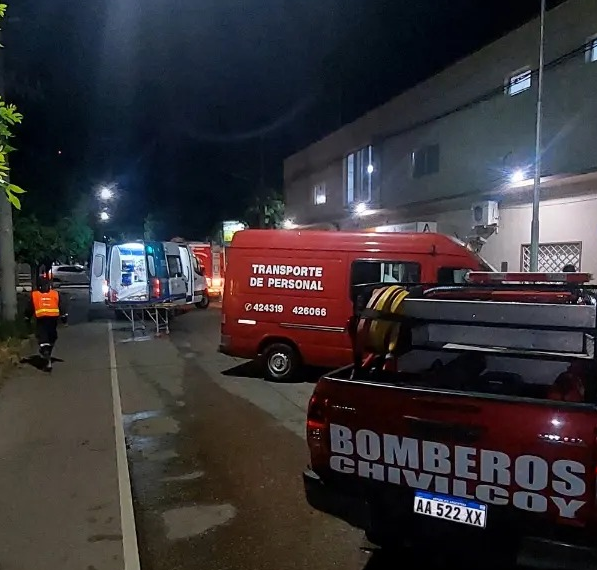 Incendio de gran magnitud en un departamento provocó quemaduras de consideración a su propietaria. La mujer está internada en UTI del Hospital