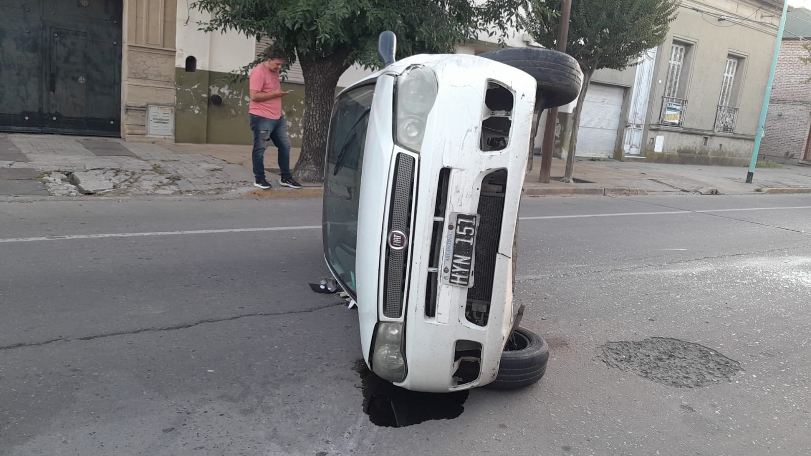 Un vehículo volcó en pleno centro de la ciudad tras colisionar con otro auto