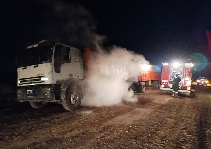 En las últimas horas tomaron fuego un automóvil en Ruta 51 y un camión en cercanías a la Ruta 5; asimismo un vehículo apareció abandonado e incendiado camino a la Rica