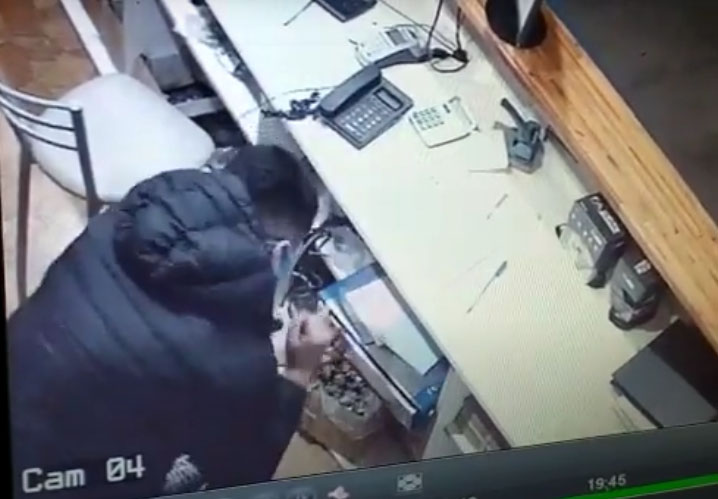 Quedó registrado
Forzó la puerta de acceso a un comercio, ingresó a su interior y robó la caja regis