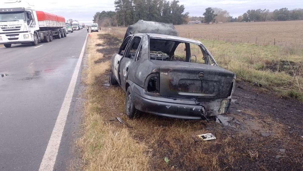 Incendio de un auto en la Ruta 5 en el que circulaban dos personas oriundas de Chivilcoy.
