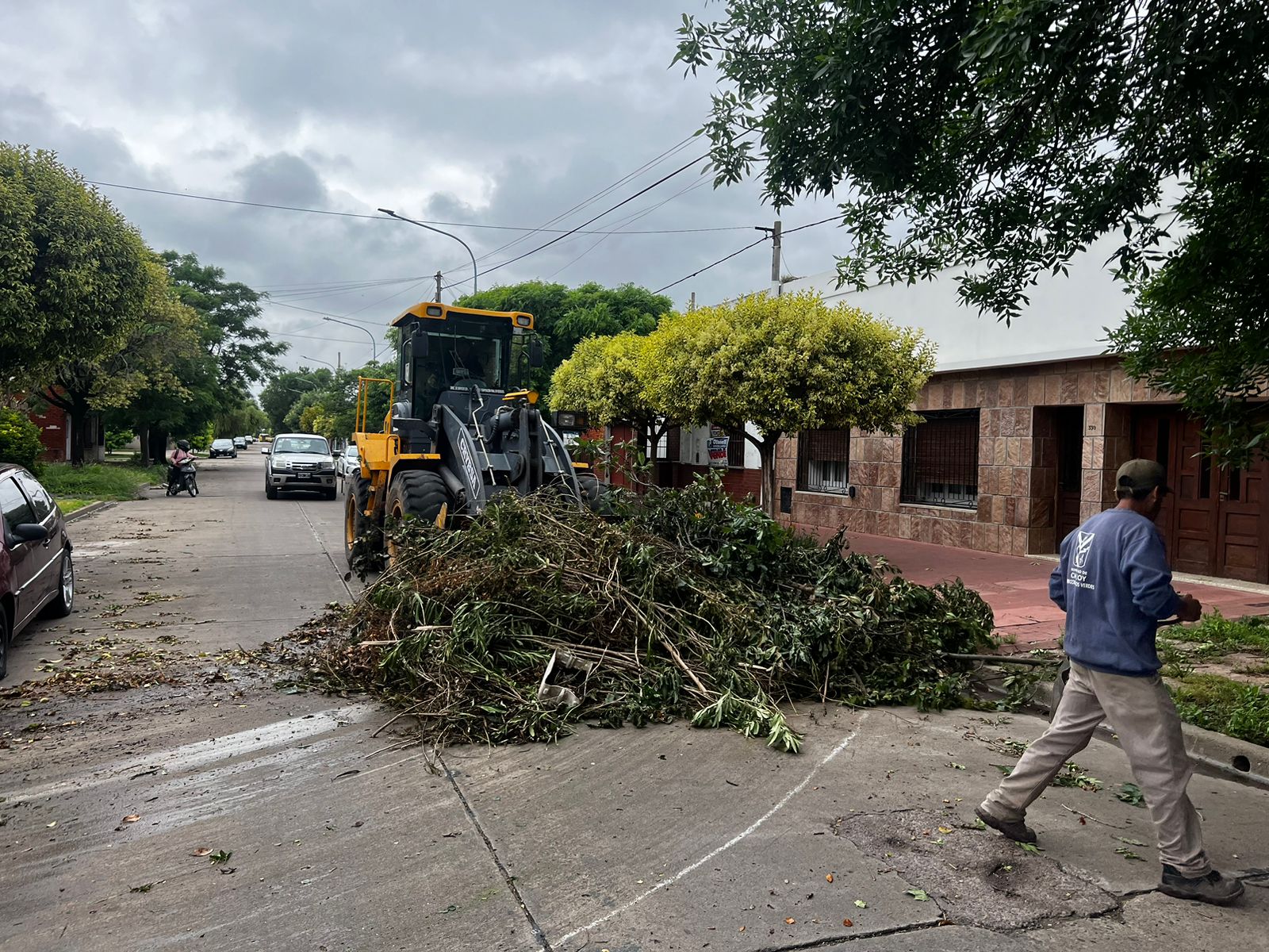 Fuertes ráfagas de viento, acompañadas de lluvia, causaron varios inconvenientes en la ciudad