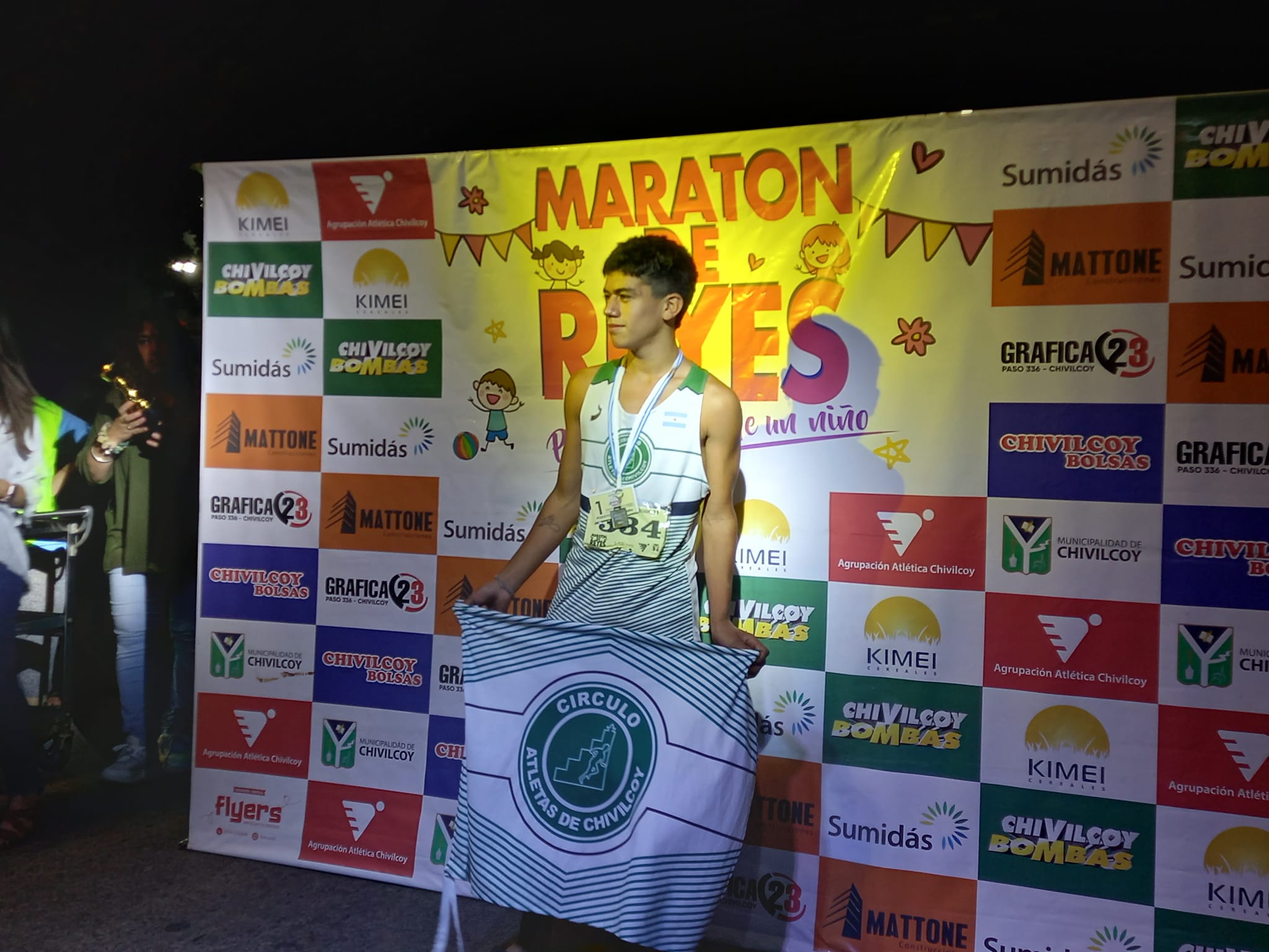 Ganando bajo la lluvia: Luciano Sosa en 7200 metros y Angel Ortiz en los 3600 los reyes del maratón 2024.