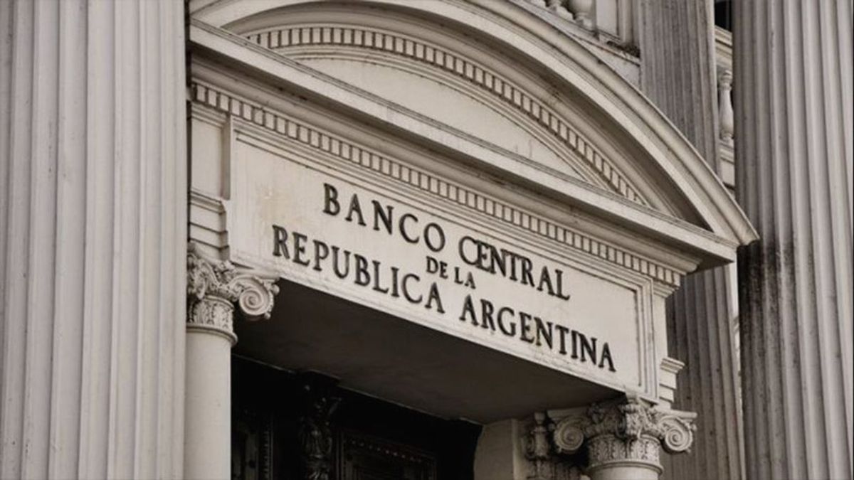 Medidas por la emergencia
Los bancos no podrán cobrar cargos ni comisiones por operaciones en cajero
