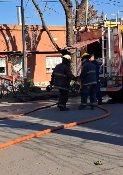 Incendio deja el saldo de pérdidas totales en el interior de un taller de motos.