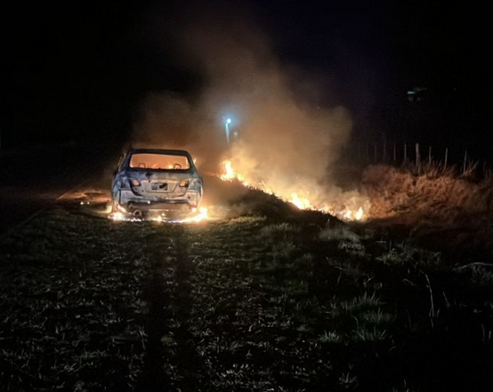 Incendio provocó daños totales en un vehículo que circulaba por la Ruta Nacional Nº 5