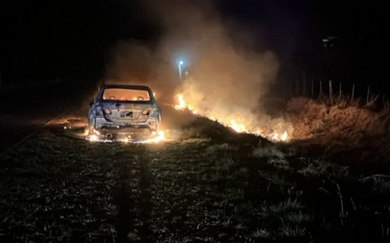 Incendio provocó daños totales en un vehículo que circulaba por la Ruta Nacional Nº 5