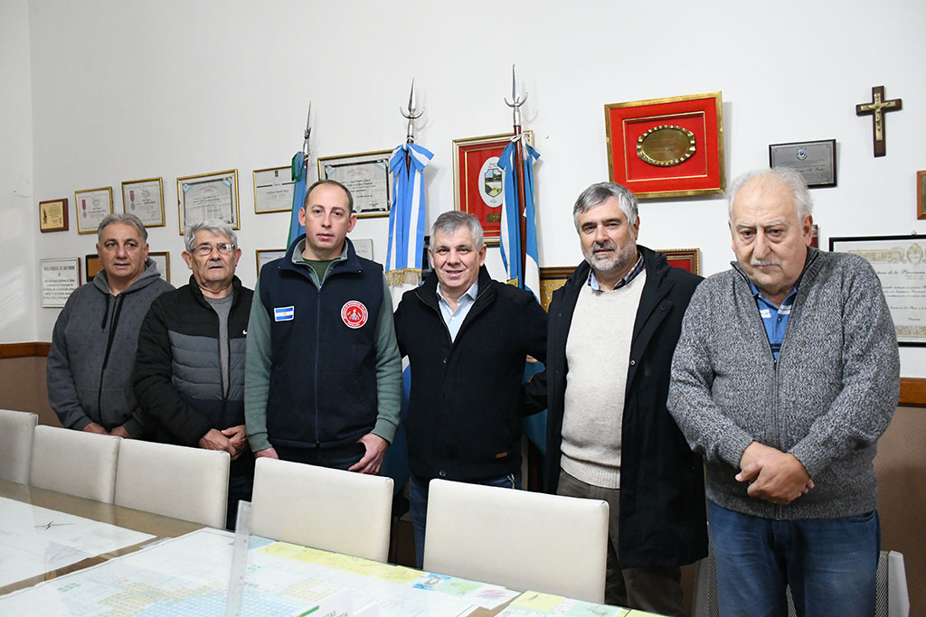 Entrega de un cheque de $8.500.000 a los Bomberos Voluntarios para colaborar con la renovación de los equipos de respiración autónoma