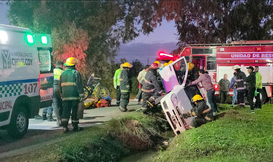 El conductor de un automóvil cayó en una zanja, quedó atrapado en el habitáculo y tuvo que ser rescatado.
