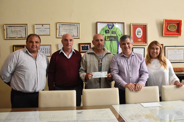 Fondo Educativo
Entregaron un cheque de $860.192 para el avance de las obras en el Jardín N° 919