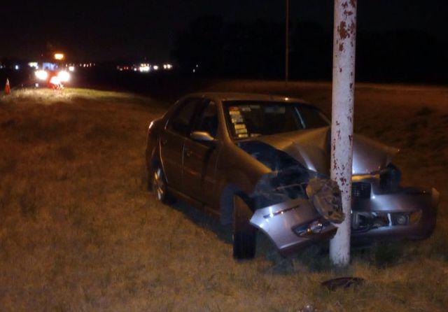 Conductores pierden el control de sus vehículos en ruta 5, despistan y chocan contra columnas
