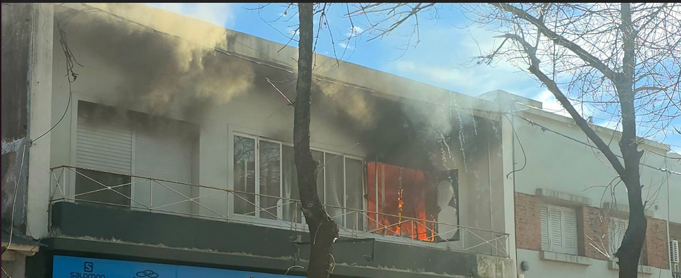 Incendio de gran magnitud provocó importantes daños en la cocina comedor y dos habitaciones de un departamento.