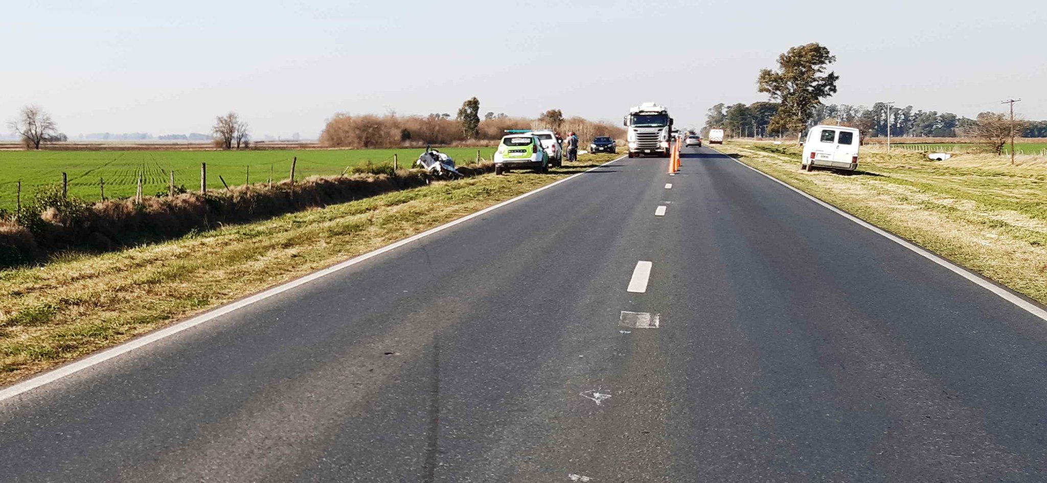Una camioneta perdió el control, otra al esquivarla colisiona contra una contra una columna