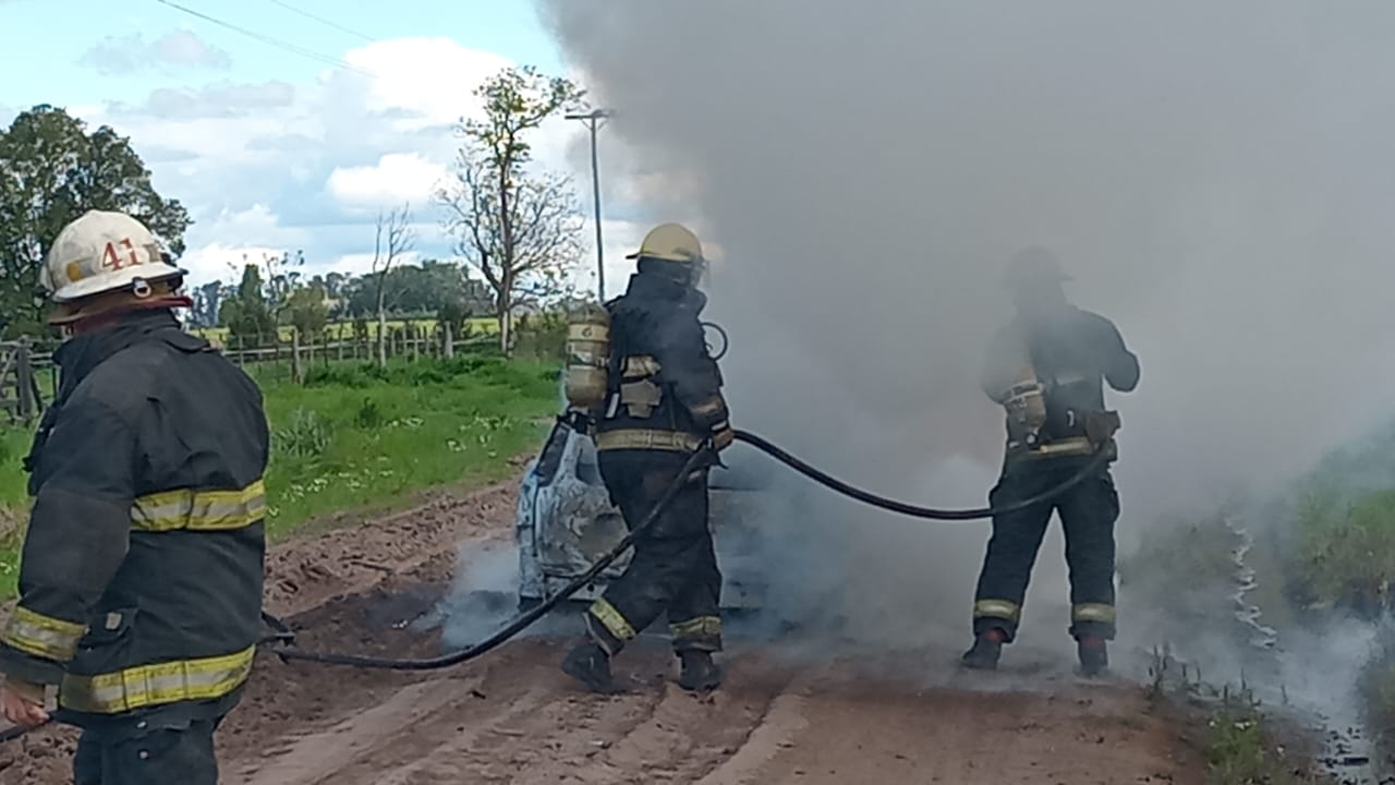 San Andrés de Giles: un auto quedó destruido tras incendiarse en un camino rural