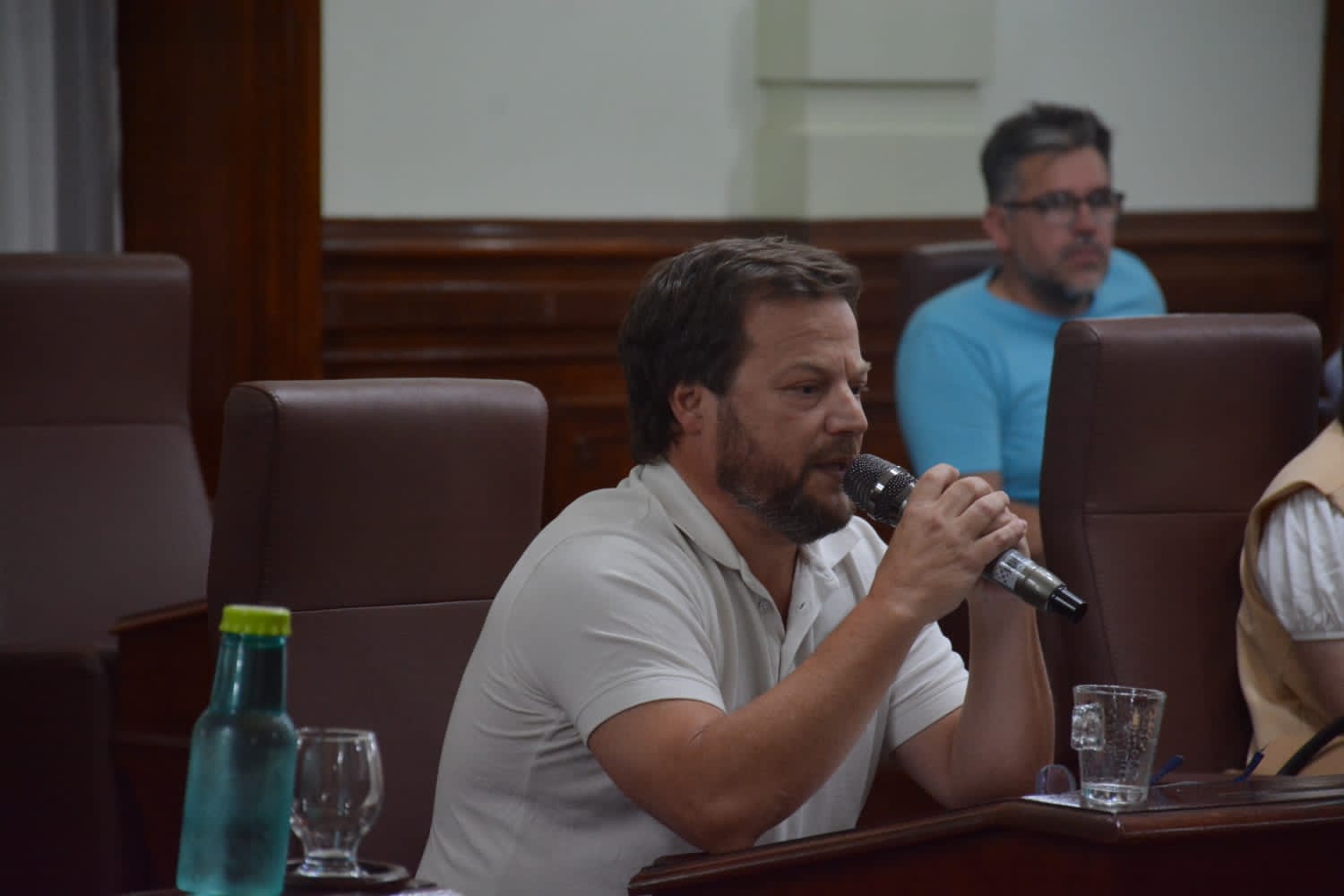 “Nuevamente insistiré, aunque parezca muy pesado, con el tema de los pájaros debido a que no puede ser que Chivilcoy viva entre el excremento de las aves”