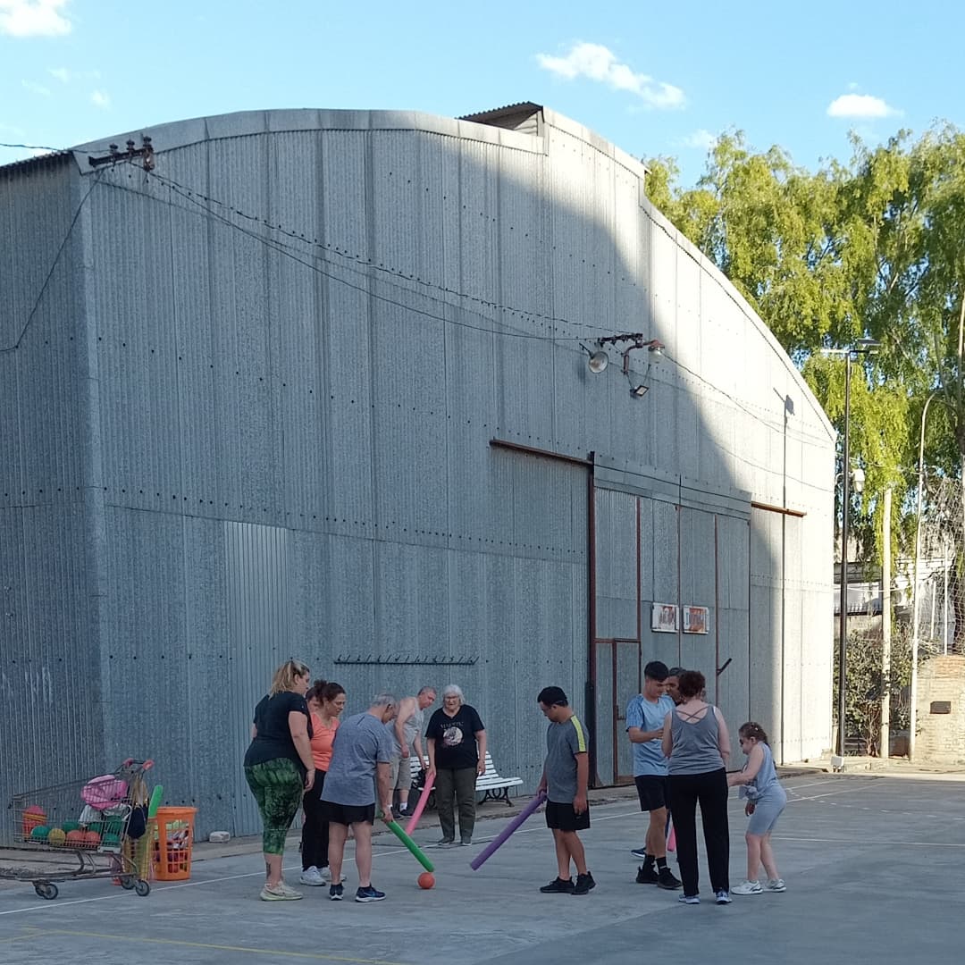 Campaña del m² para colocar el poliuretano en el techo del gimnasio principal en el propósito de “Optimizar el espacio para que sean las mejores condiciones y todos puedan aprovechar”