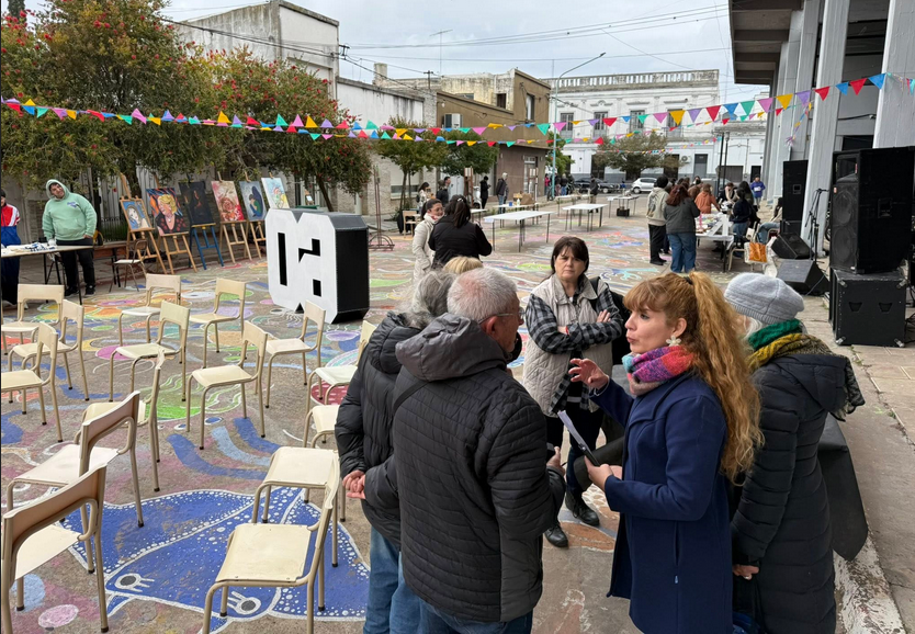 La Escuela de Artes Visuales y una cumpleaños ofreciendo postas de arte, emprendimientos de estudiantes y música en vivo