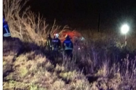 Despiste y vuelco de un automóvil en el que viajaban cuatro personas