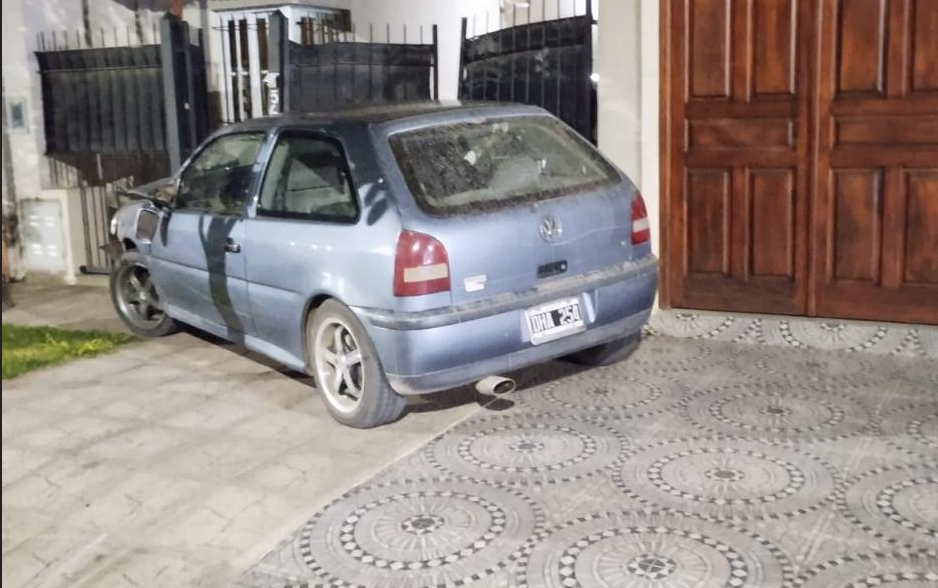 Un vehículo embistió una vivienda en calle Yapeyú, hicieron test alcoholemia al conductor y arrojó  un valor de 1,44 milímetros de alcohol en sangre.