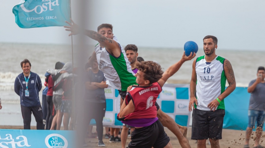 Federico Zoppi
“El Beach Handball es mucho más vistoso, tiende más al show y tiene otras bases”