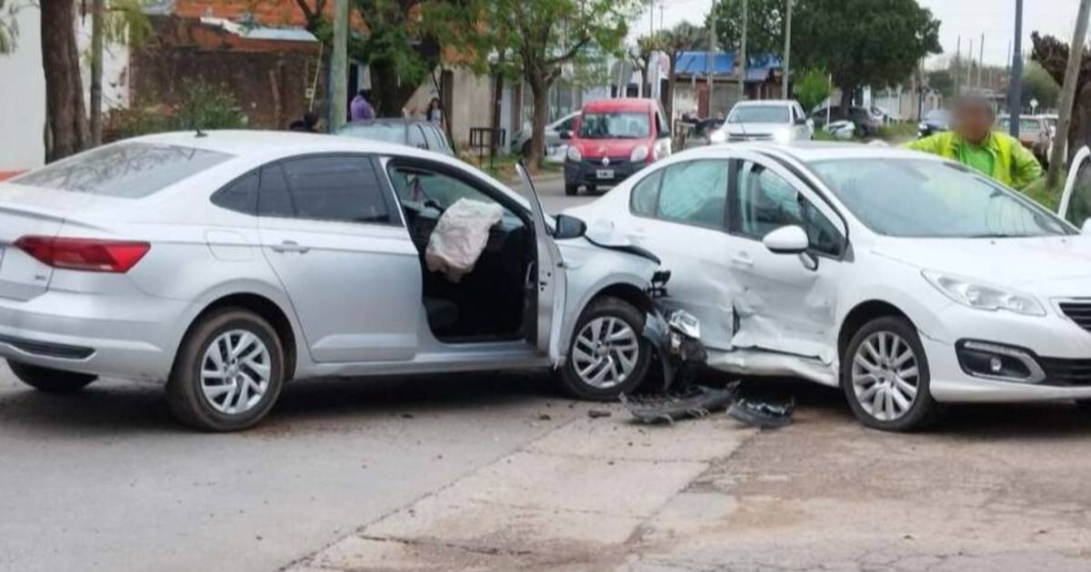 Junín: rescataron a una conductora atrapada tras un fuerte choque en Alberdi y Dr. Betancourt