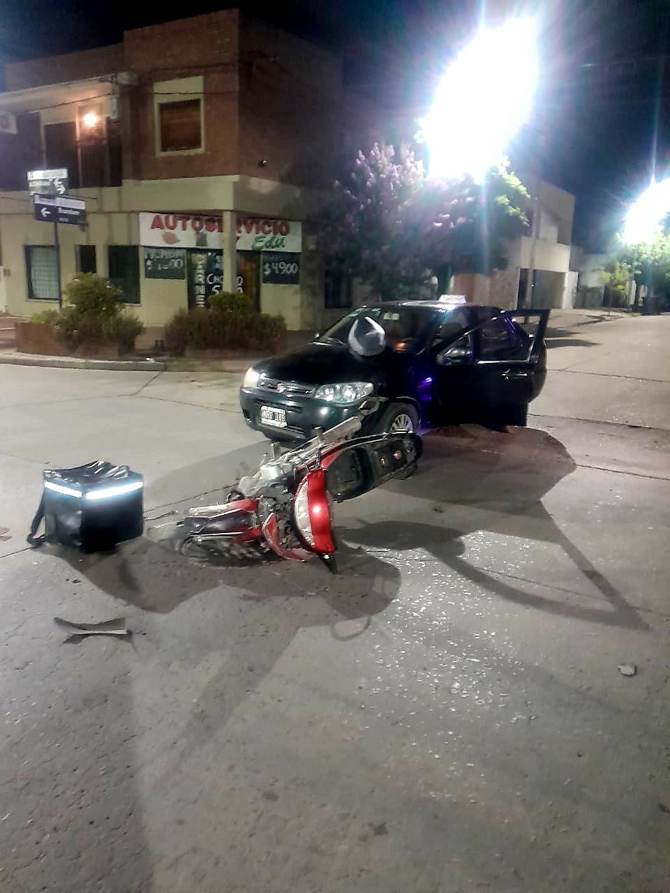 Violento choque entre un auto y una moto en Av. 22 de Octubre