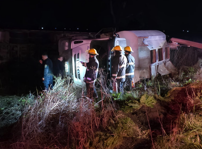 El conductor de un camión perdió el control del transporte y terminó volcando en dirección contraria a la que circulaba.