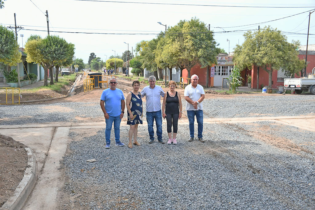 Avance de la obra de cordón cuneta que incluye la calle Lavalle, desde la avenida 84 hasta la avenida 92,y sus transversales con 25 de Mayo.