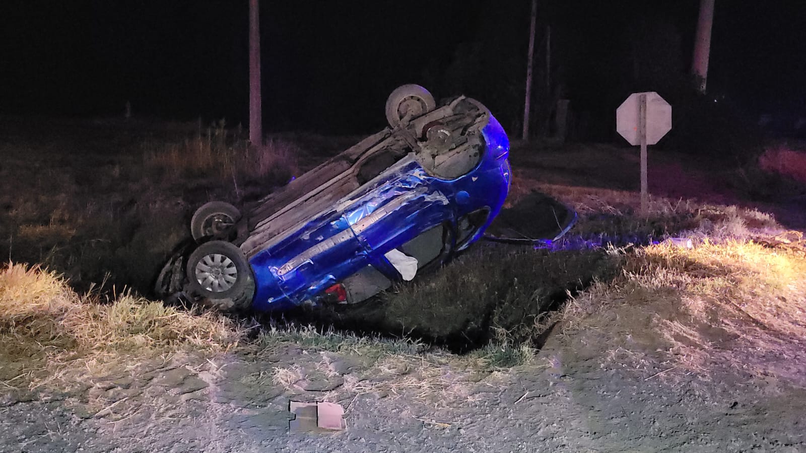 Un automóvil chocó contra un camión y terminó volcando en la Ruta 5