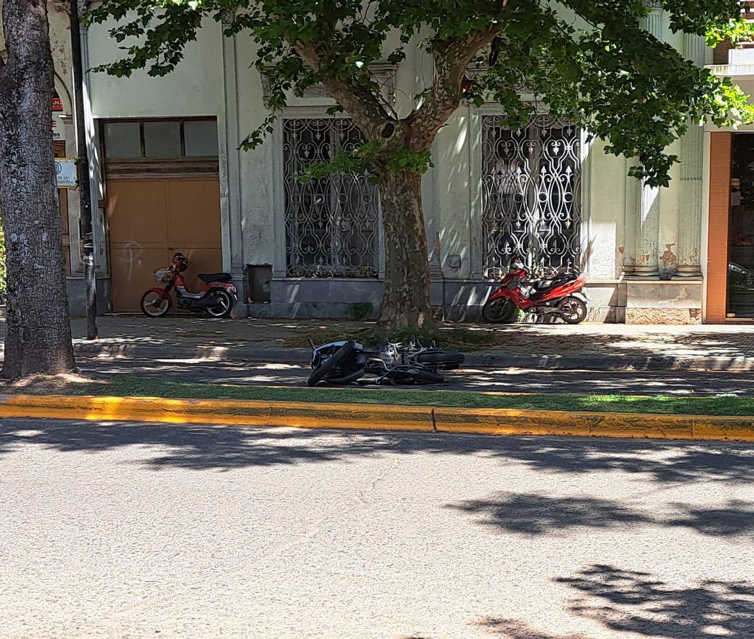 Una motociclista fue hallada inconsciente y trasladada al Hospital con graves lesiones
