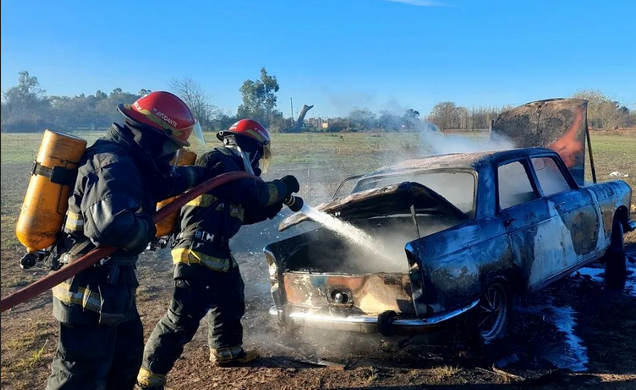 Un automóvil quedó destruido por las llamas en el acceso a Palemón Huergo