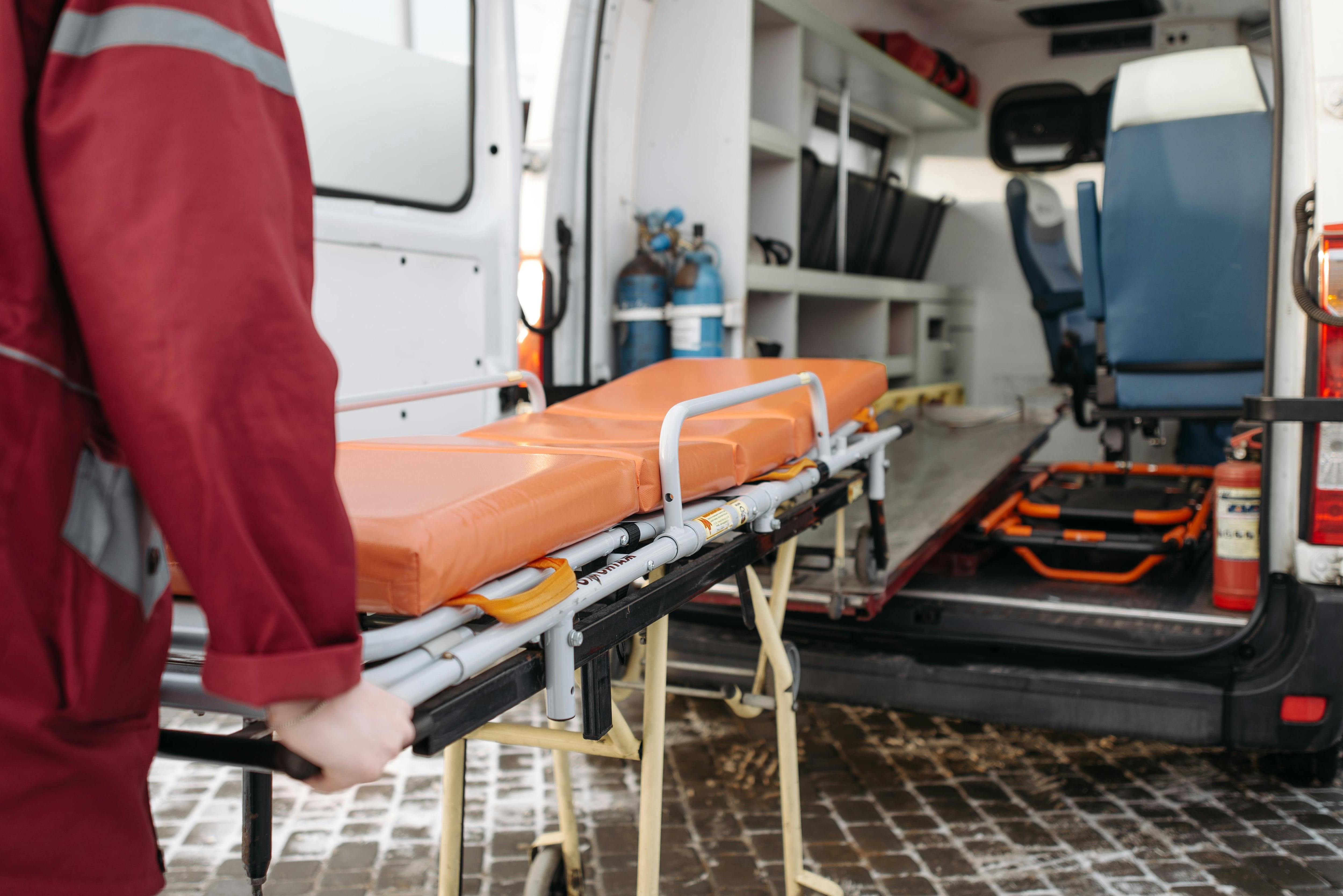 Condenaron a una prepaga a pagar 15 millones por una caída desde una ambulancia