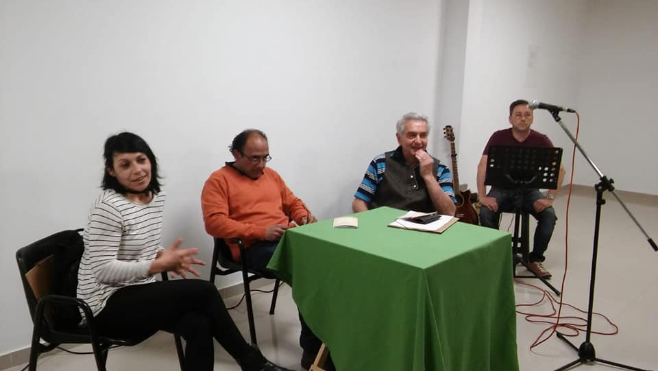 Ricardo Delvilano
“Si debería cerrar al poemario en una sola palabra diría la pérdida, lo resumiría