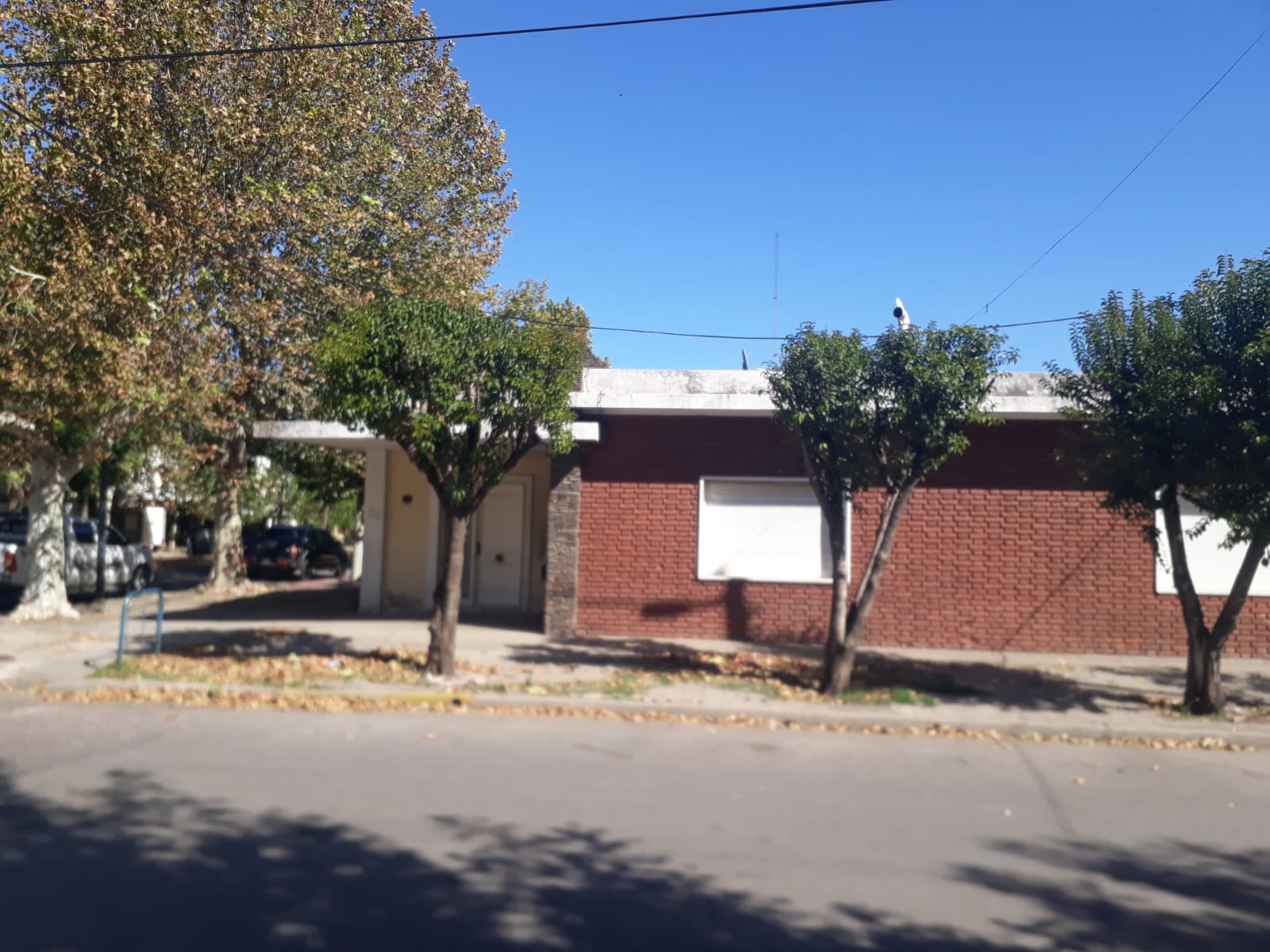 Cuatro delincuentes sorprendieron a un vecino cuando regresaba a su domicilio.