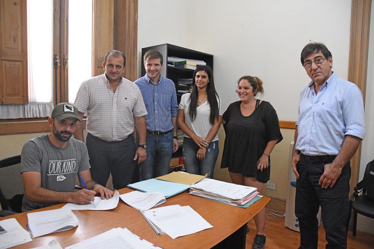 Entregaron el certificado de aprobación de un microemprendimiento de carpintería