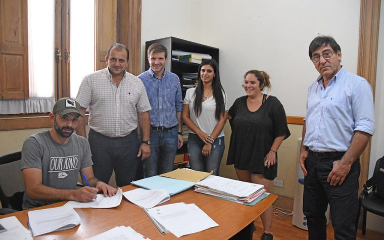 Entregaron el certificado de aprobación de un microemprendimiento de carpintería