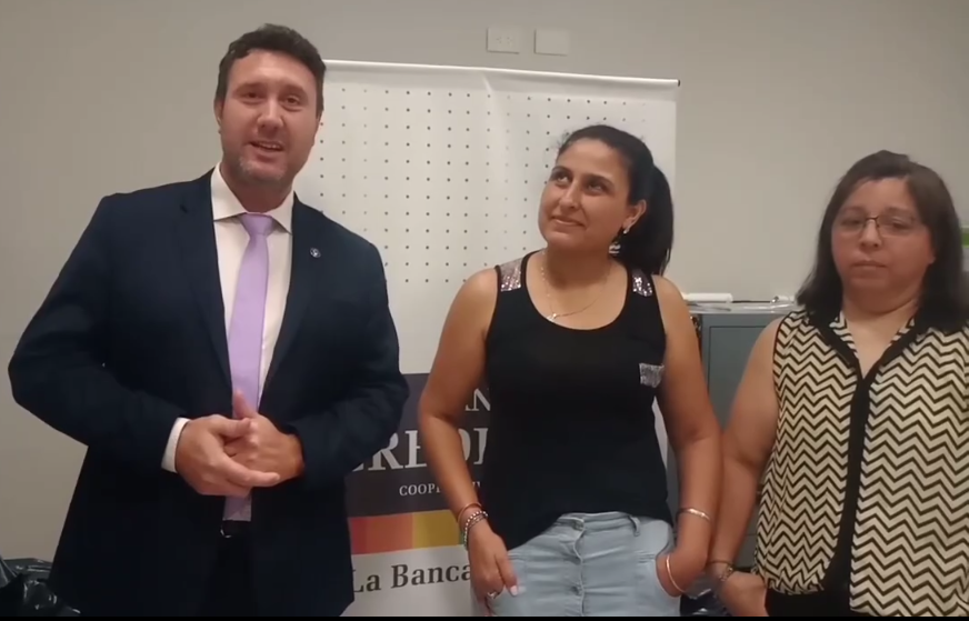 “Es una donación en concordancia con la colocación del corazón para la recolección de tapitas plásticas en la esquina del Banco”.