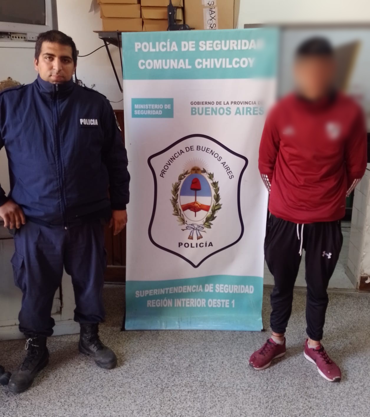 Detenido por el delito de provocar incendio en una vivienda, el morador sufrió quemaduras .