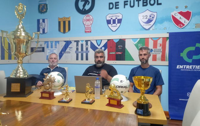 Presentaron los trofeos que se entregarán por la Copa Centenario y la pelota a utilizar en las divisiones inferiores