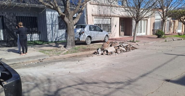 Un camión desplegó un pie de apoyo y chocó contra un auto estacionado