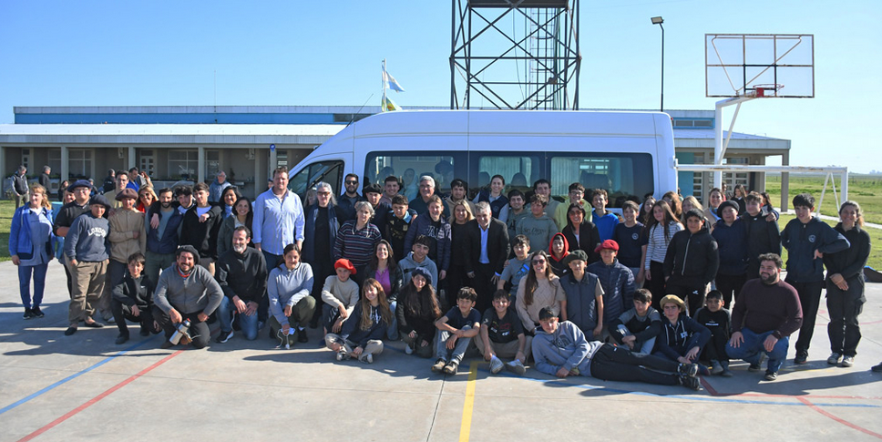 La Escuela Agraria N° 1 recibió un minibús para realizar salidas educativas y “fortalecer el vínculo entre la producción y la educación”, señaló Rodríguez