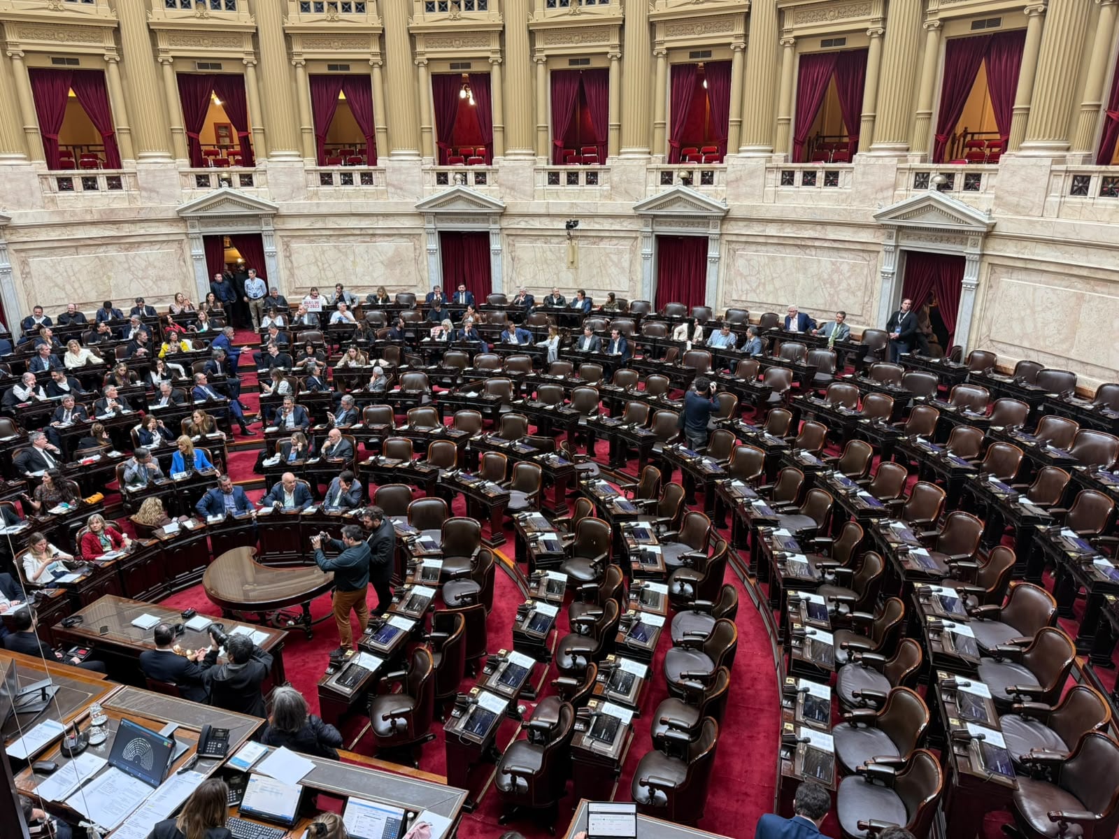 Diputados: la oposición no alcanzó el quórum y el oficialismo frenó la derogación del DNU 70
