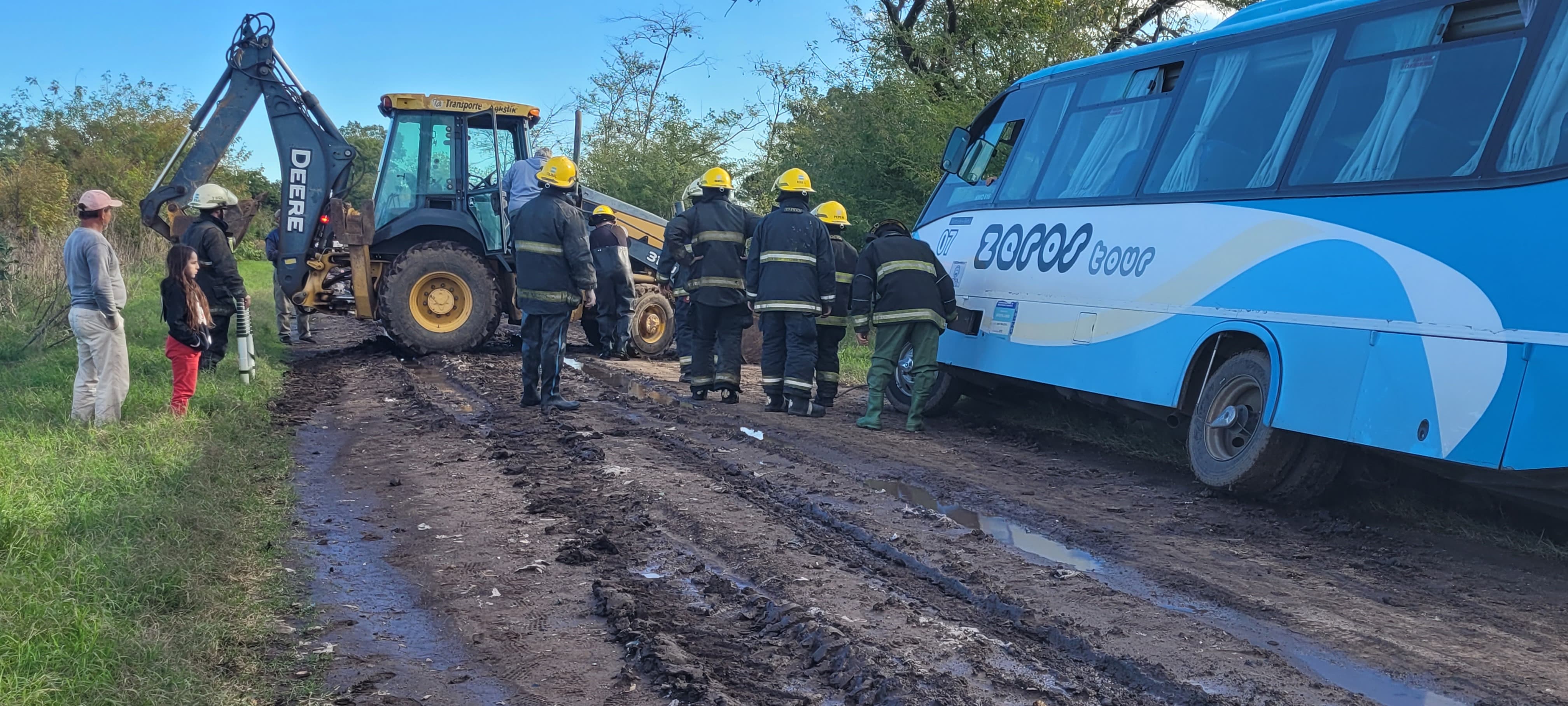 Minibus con adolescentes de Lobos quedó encajado sobre una cuneta en calle Ayacucho y 111