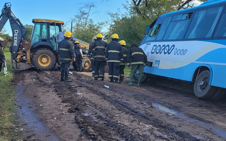 Minibus con adolescentes de Lobos quedó encajado sobre una cuneta en calle Ayacucho y 111