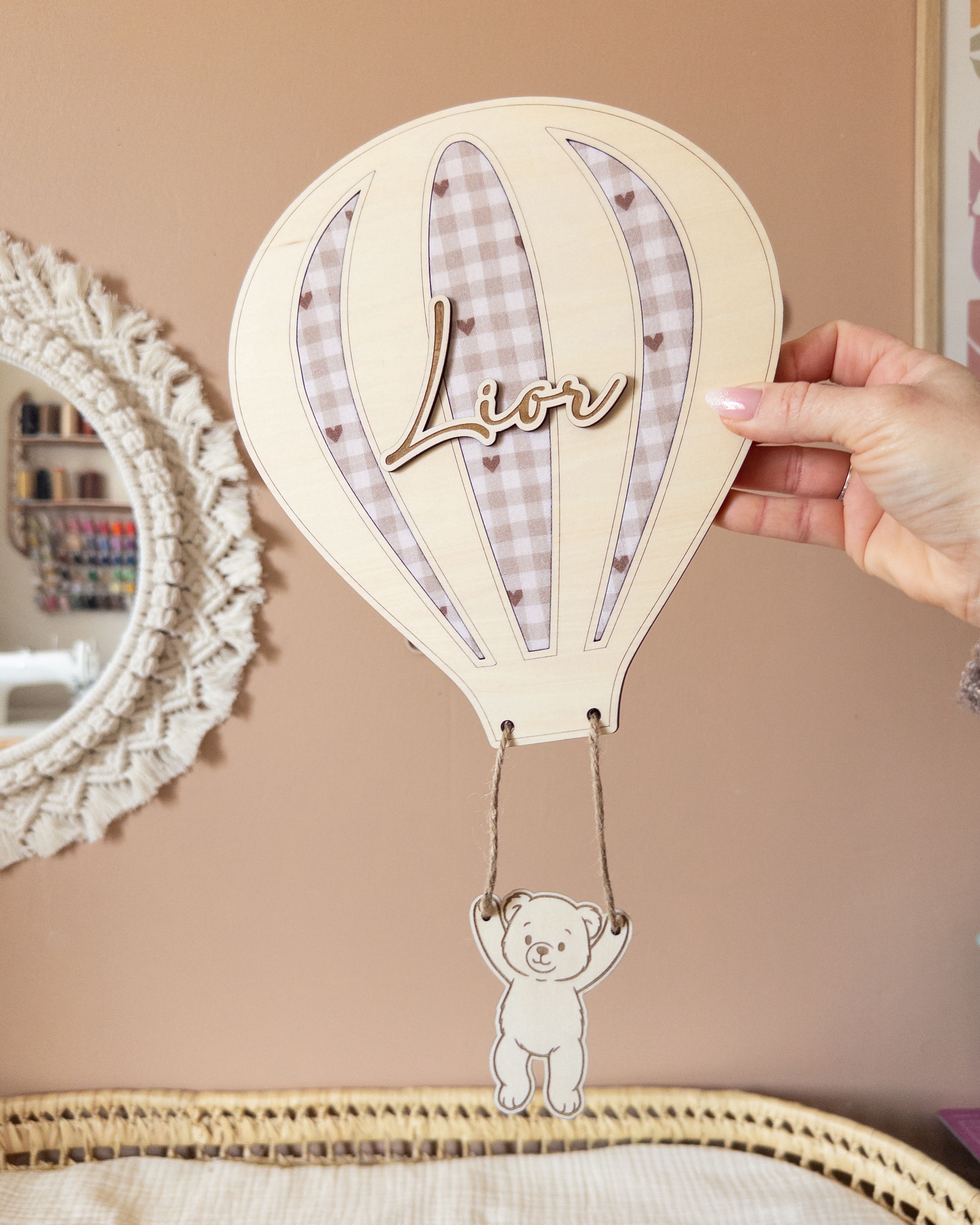 ☁️ Montgolfière “Dans les nuages” – Décoration de chambre enfant personnalisable